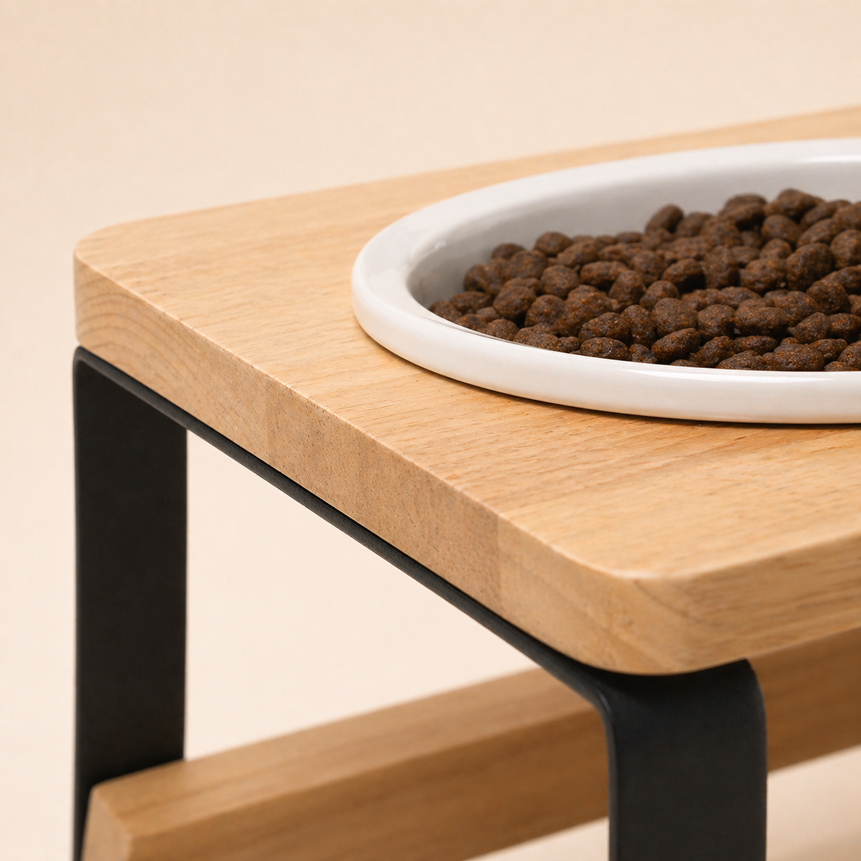 Wood and bowl detail of the Homestead feeder
